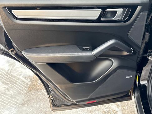 Used 2022 Porsche Cayenne Platinum Edition image 11