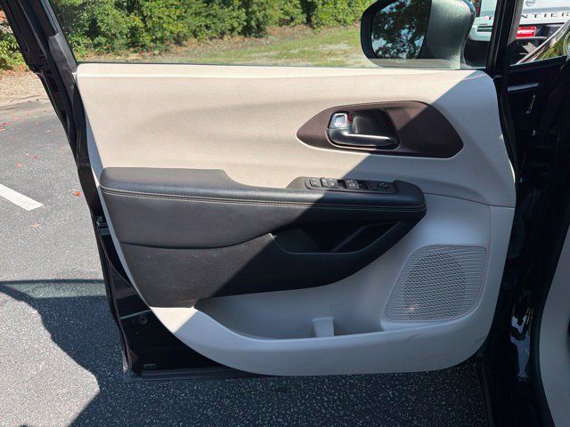 Used 2024 Chrysler Voyager LX FWD image 16