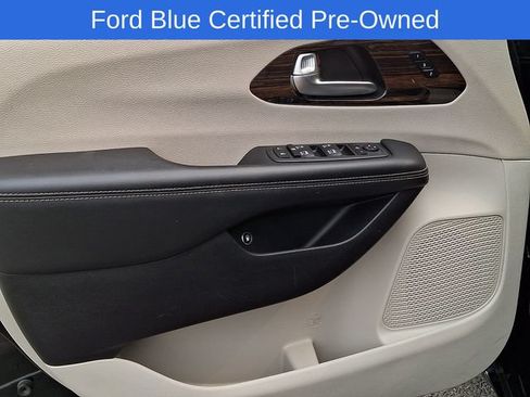 Used 2023 Chrysler Pacifica Limited FWD image 14