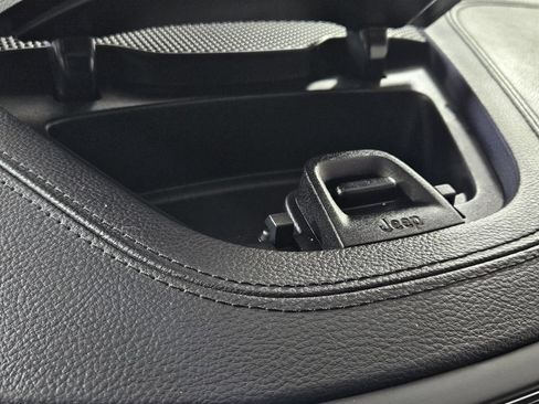 Used 2019 Jeep Cherokee Limited FWD image 18