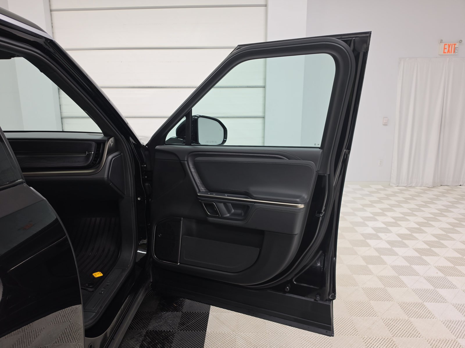 Used 2023 Rivian R1S Adventure Dual AWD/4WD image 18