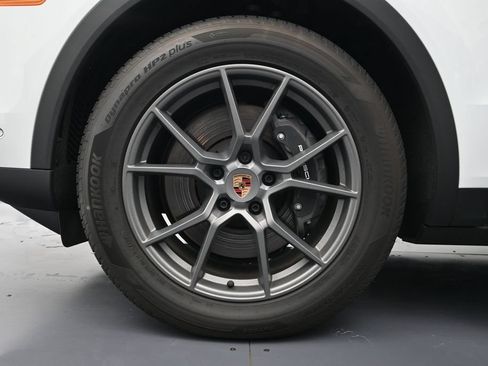 Used 2026 Porsche Cayenne AWD/4WD image 36