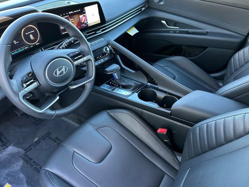 Used 2025 Hyundai Elantra Limited image 10