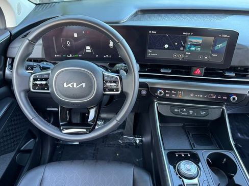 Used 2025 Kia Carnival SX w/ SX Dark Edition Package FWD image 4