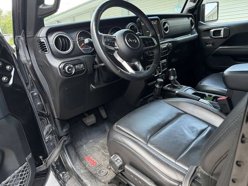 Used 2018 Jeep Wrangler Unlimited Sahara w/ Dual Top Group AWD/4WD image 4