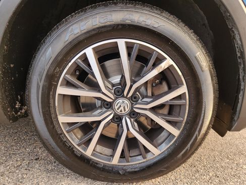 Used 2020 Volkswagen Tiguan SE image 19