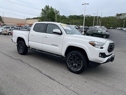 Certified 2023 Toyota Tacoma SR5 AWD/4WD image 6