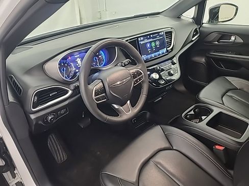 Used 2025 Chrysler Pacifica Select image 26