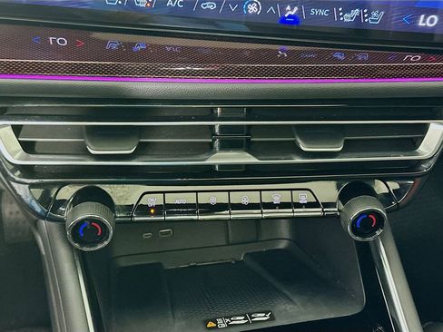 Used 2024 Chevrolet Traverse RS image 16