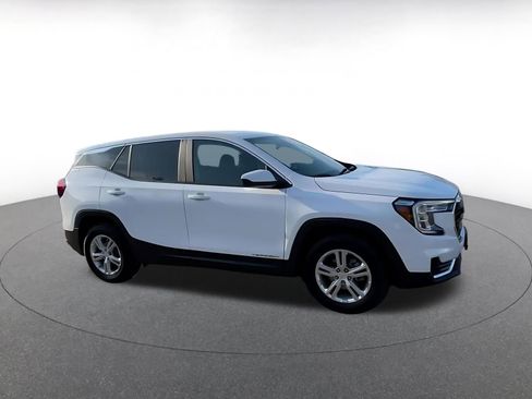 Used 2024 GMC Terrain SLE image 2