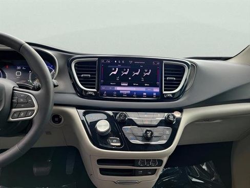 Used 2022 Chrysler Pacifica Touring-L FWD image 19