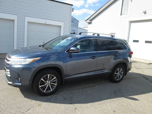 Used 2019 Toyota Highlander XLE AWD/4WD image 3