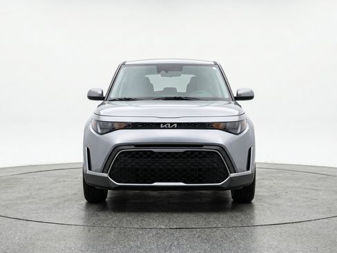 Used 2025 Kia Soul LX w/ LX Technology Package FWD image 2