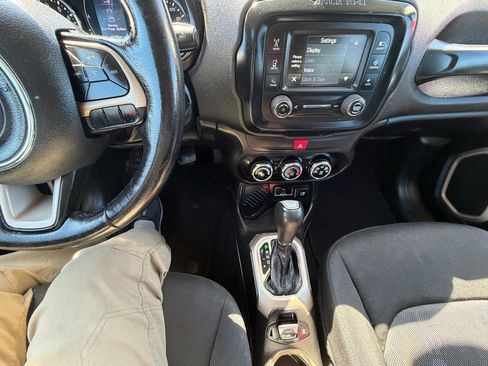 Used 2017 Jeep Renegade Latitude image 22