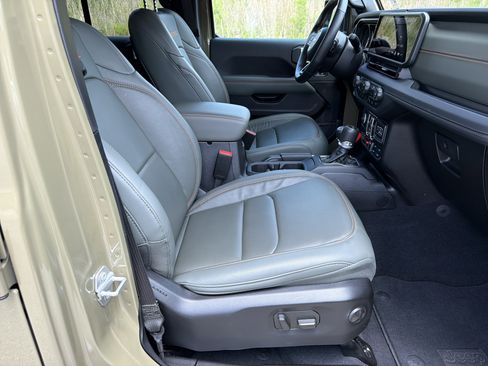 Used 2025 Jeep Gladiator Mojave AWD/4WD image 13