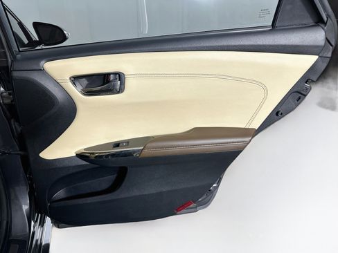 Used 2013 Toyota Avalon Limited w/ Technology Pkg FWD image 31