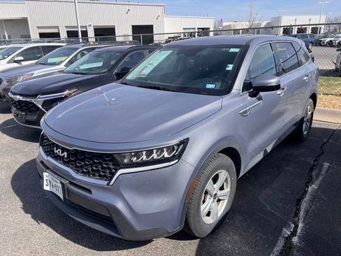 Used 2023 Kia Sorento LX image 3