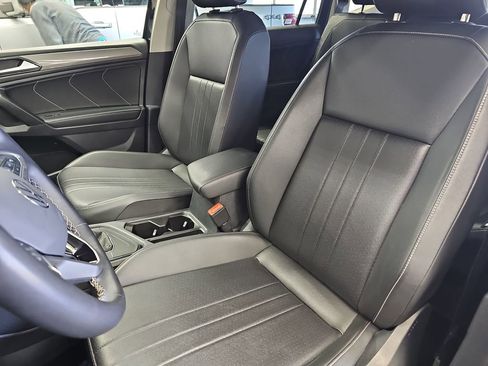 Used 2024 Volkswagen Tiguan SE image 14