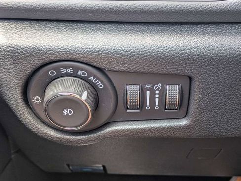 Used 2025 Chrysler Pacifica Select FWD image 20