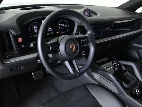 Certified 2025 Porsche Cayenne S image 4