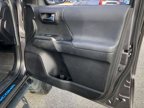 Used 2022 Toyota Tacoma TRD Sport w/ TRD Premium Sport Package AWD/4WD image 21
