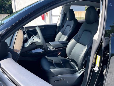 Used 2024 Tesla Model Y Long Range AWD/4WD image 7