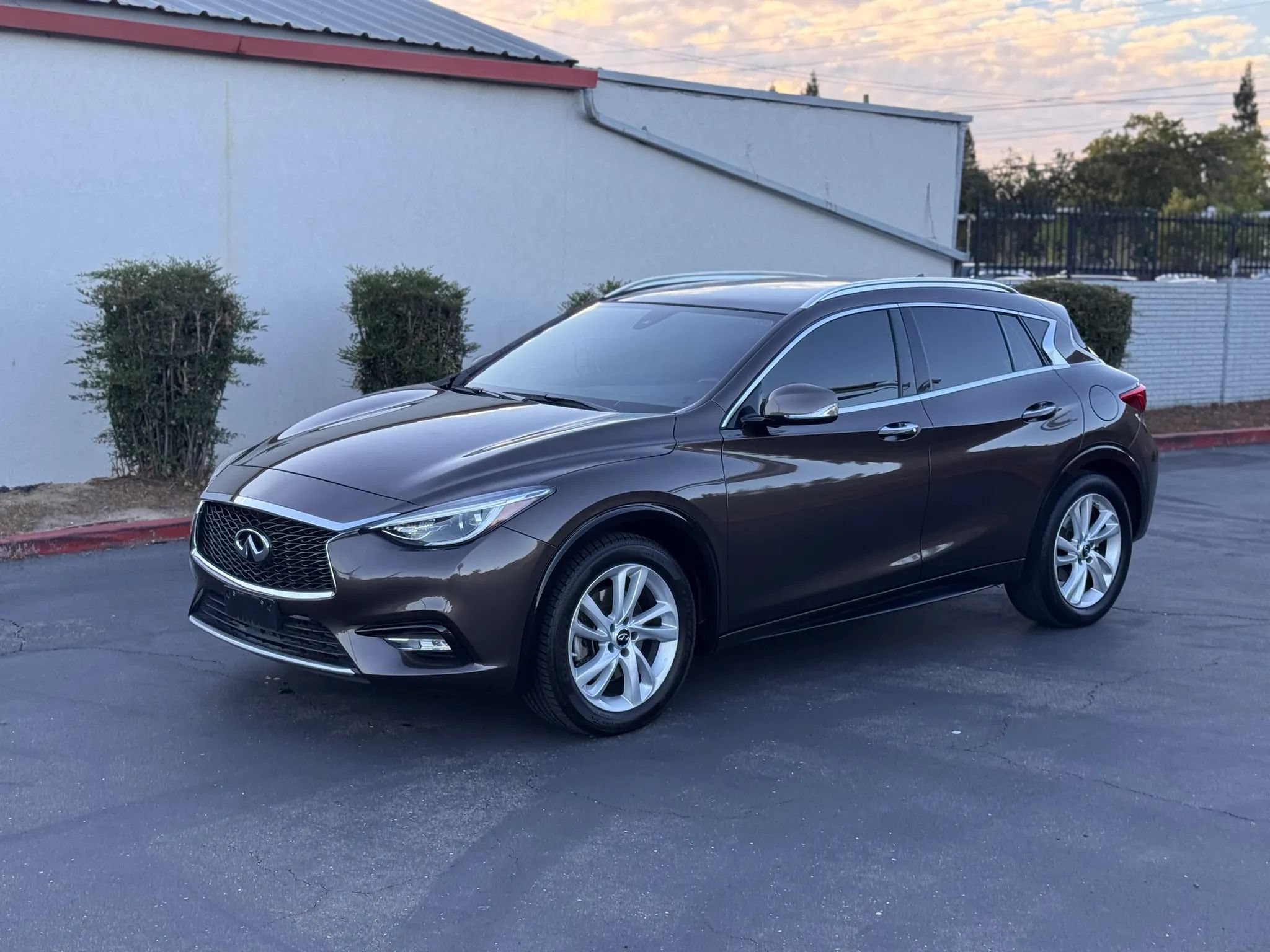 Used 2017 INFINITI QX30 Premium w/ Cargo Package FWD image 2