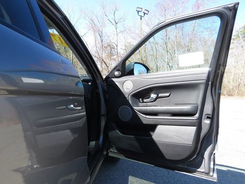 Used 2017 Land Rover Range Rover Evoque SE image 12