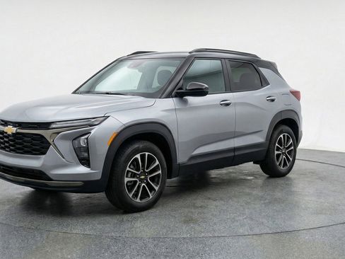 Used 2025 Chevrolet TrailBlazer LT image 3