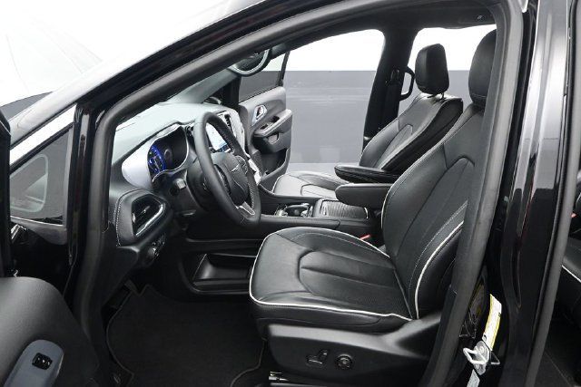 Used 2026 Chrysler Pacifica Limited FWD image 11