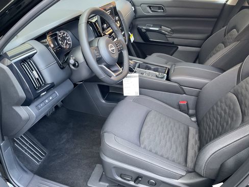 Used 2025 Nissan Pathfinder SV w/ Black Appearance Package image 22