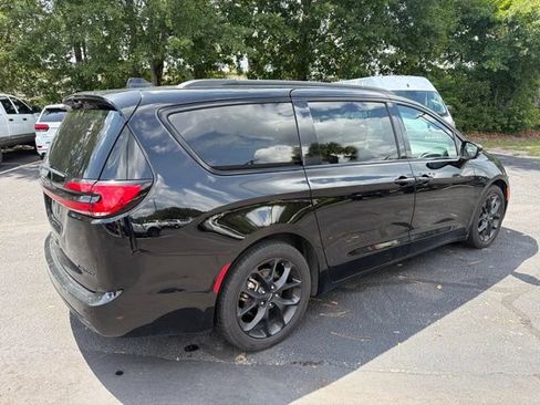 Used 2025 Chrysler Pacifica Limited FWD image 3