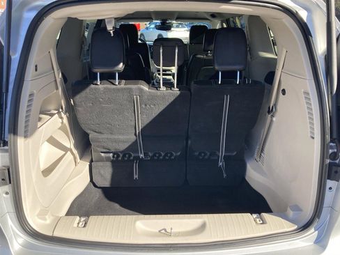 Used 2023 Chrysler Pacifica Touring-L image 16