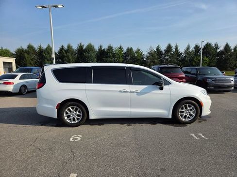 Used 2024 Chrysler Pacifica Touring-L FWD image 19