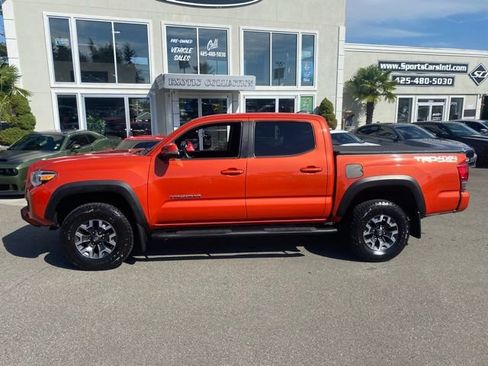 Used 2017 Toyota Tacoma TRD Off-Road image 2