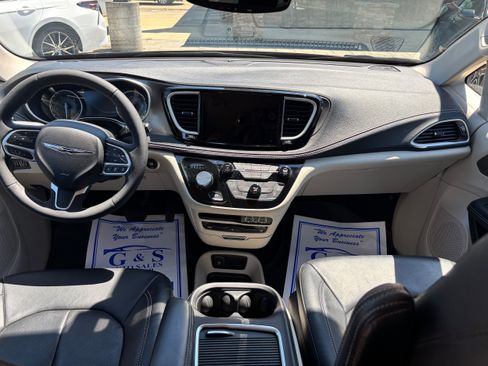 Used 2022 Chrysler Pacifica Touring-L w/ Uconnect Theater Family Group image 13