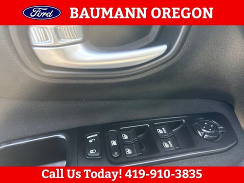Used 2017 Jeep Renegade Latitude FWD image 16