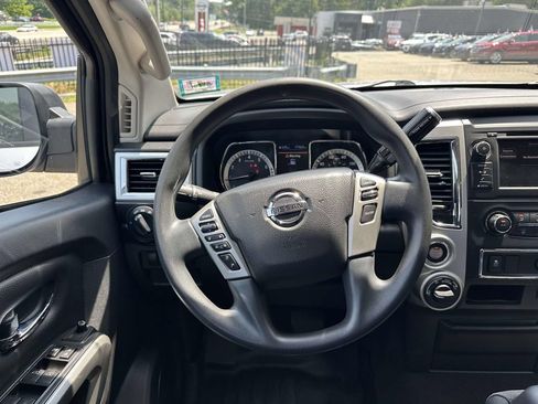 Used 2019 Nissan Titan SV AWD/4WD image 11