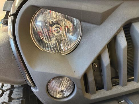 Used 2015 Jeep Wrangler Unlimited Sahara w/ Dual Top Group AWD/4WD image 21