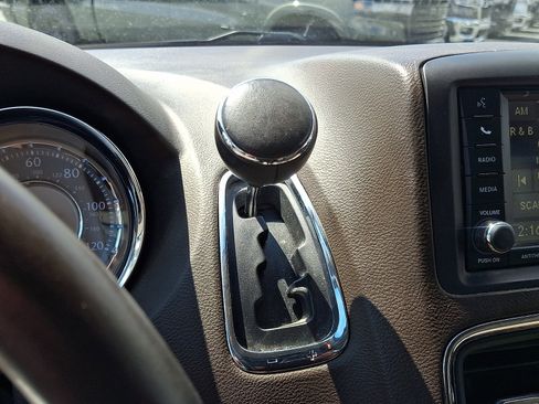 Used 2014 Chrysler Town & Country Touring image 15