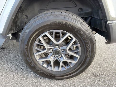 Used 2025 Jeep Wrangler Unlimited Sahara AWD/4WD image 18