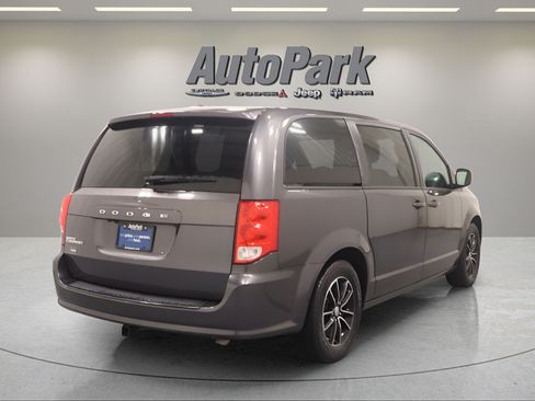 Used 2018 Dodge Grand Caravan SE FWD image 9