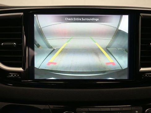 Used 2024 Chrysler Pacifica Touring-L FWD image 16