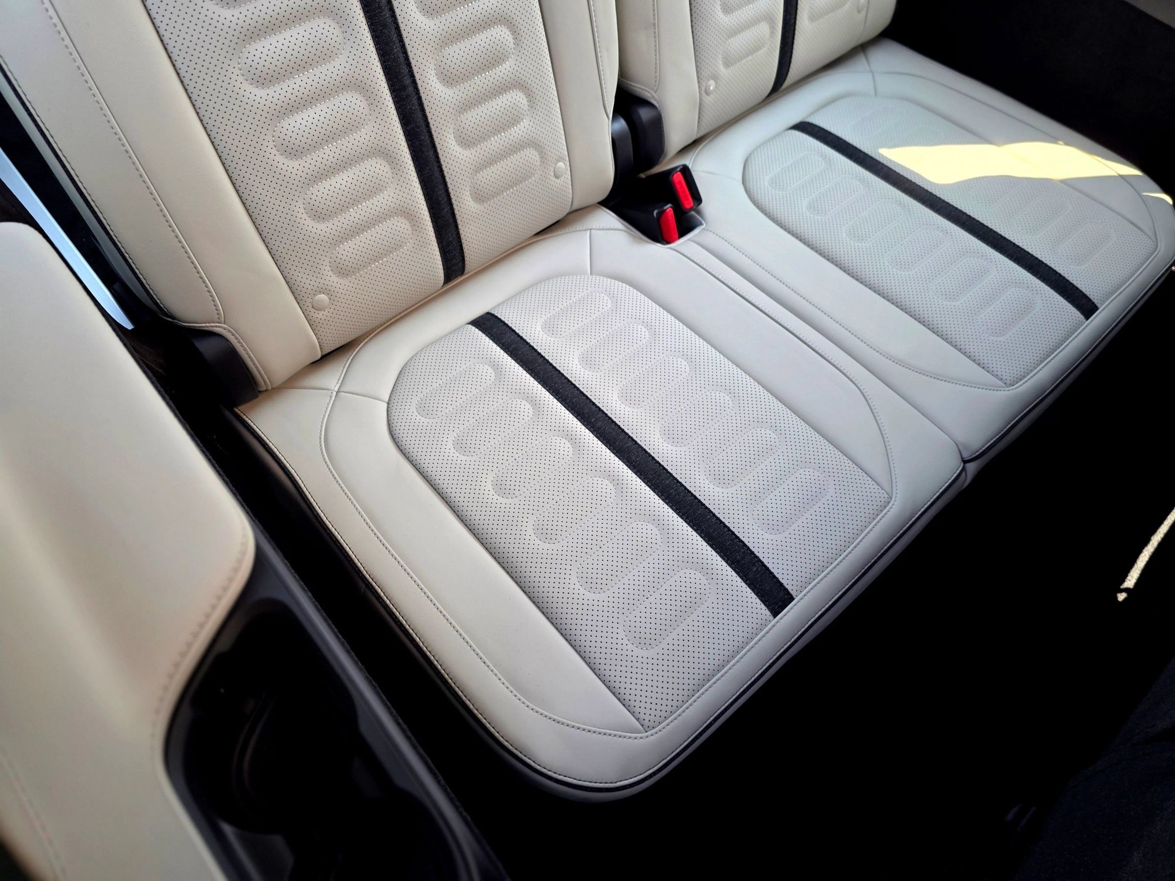 Used 2025 Rivian R1S Premium Dual AWD/4WD image 52