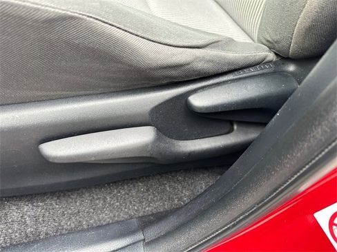 Used 2013 Toyota RAV4 LE image 15