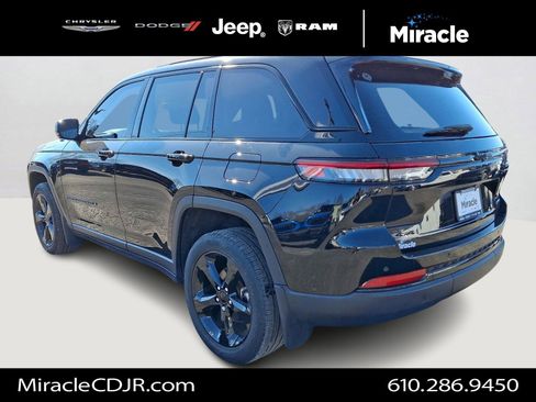 Used 2023 Jeep Grand Cherokee Limited w/ Black Appearance Package image 4