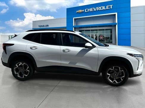 Used 2025 Chevrolet Trax LT w/ LT Convenience Package FWD image 4
