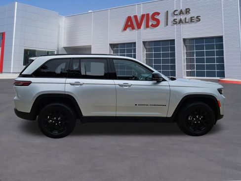 Used 2025 Jeep Grand Cherokee Altitude AWD/4WD image 7