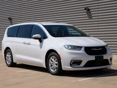 Used 2023 Chrysler Pacifica Touring
