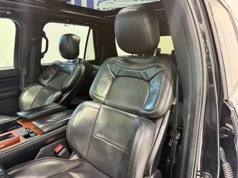 Used 2018 Lincoln Navigator Select image 22